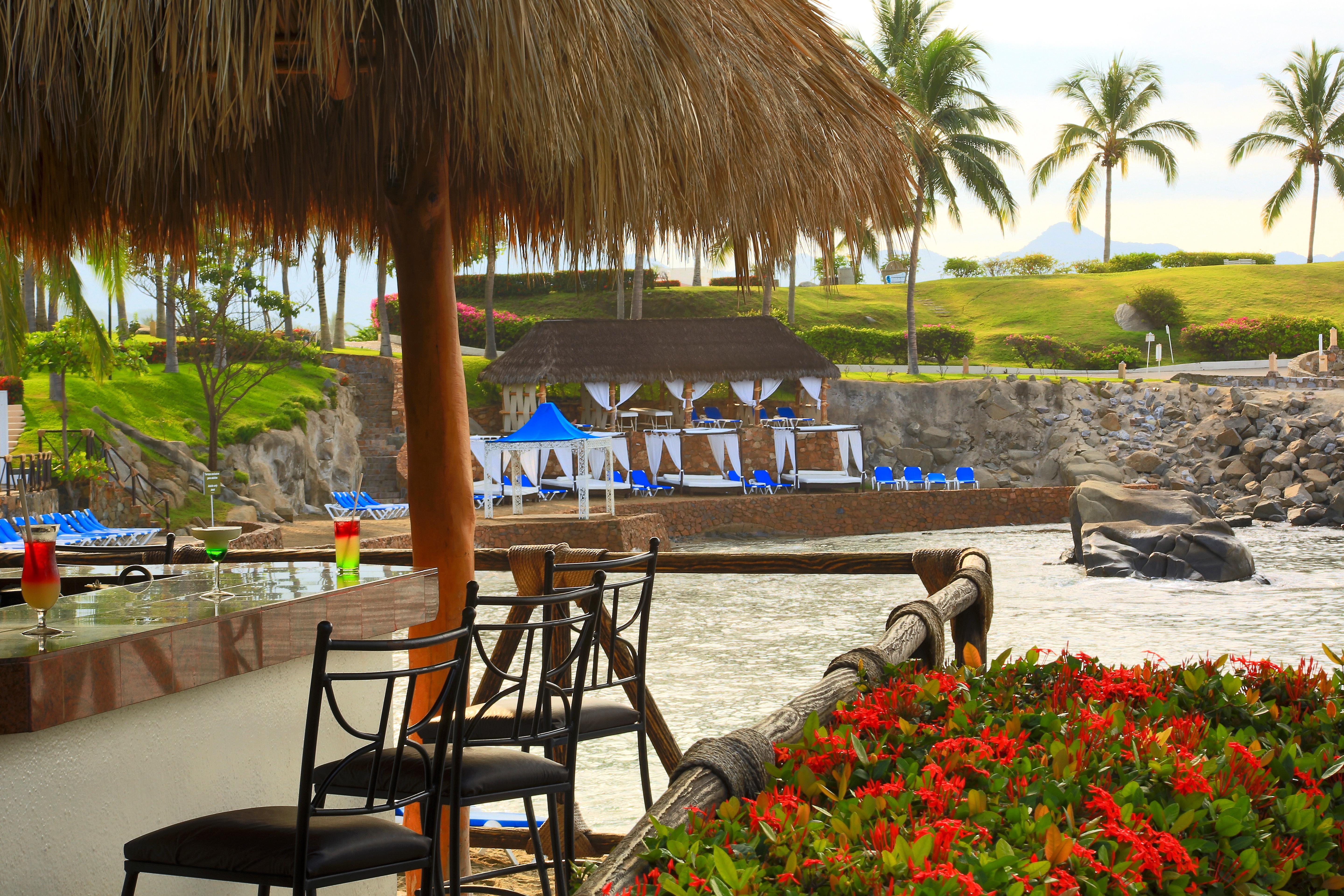 바르셀로 카르미나 - 올 인크루시브 호텔 만사니요 외부 사진 The swim-up bar at the Sheraton Vallarta.